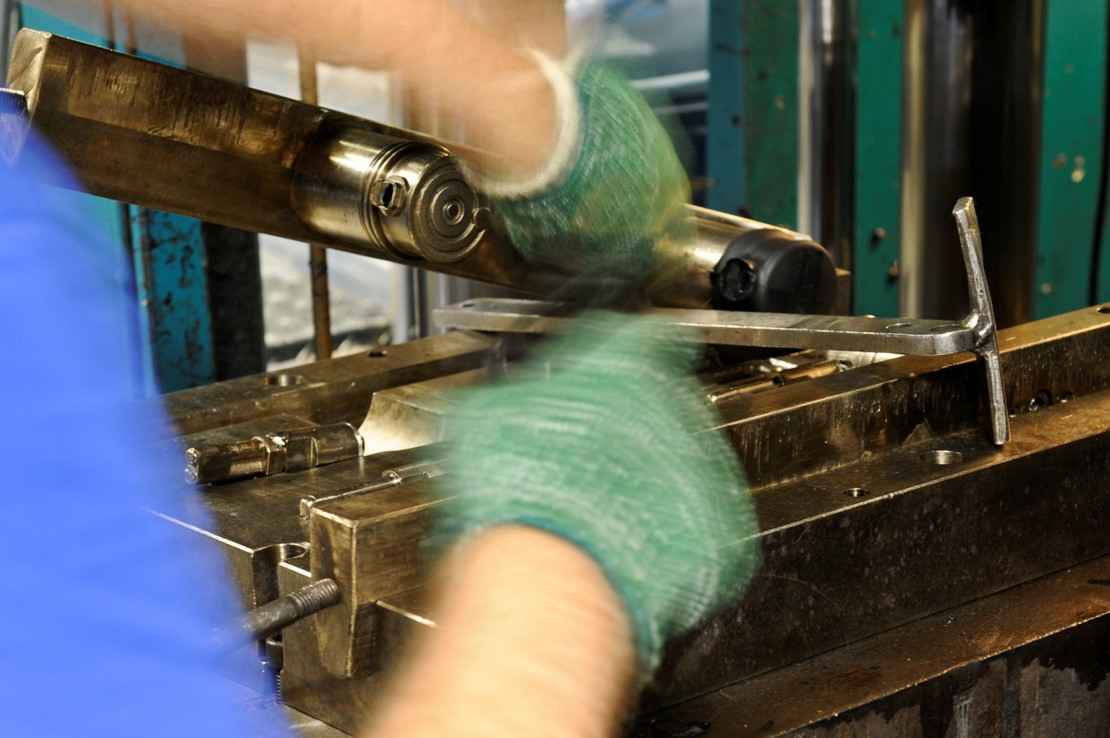 Hydrerat nitrilgummi (HNBR) tillverkas genom en selektiv och väl kontrollerad hydrering av NBR. Hydrerat nitrilgummi (HNBR) tillverkas genom en selektiv och väl kontrollerad hydrering av NBR.